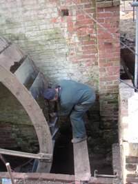 Headley cleans the socket for a bucket