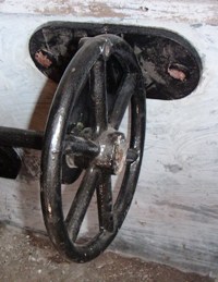 The control wheel for the sluice box.